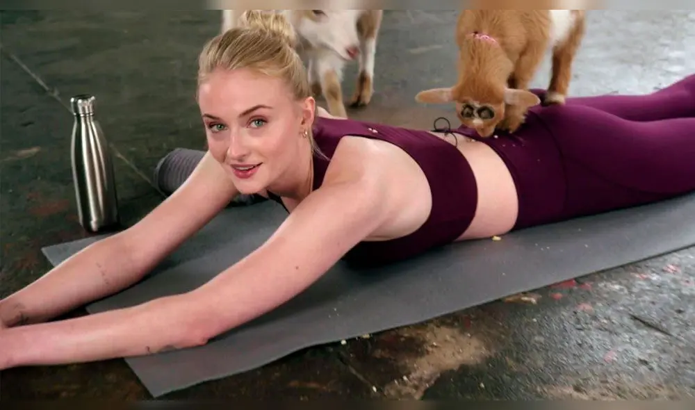  Sophie Turner y su extraña sesión de yoga con cabras [VIDEO]