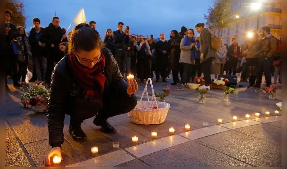 Oraciones, cantos y velas por Notre Dame: la vigilia de los parisinos y turistas [FOTOS]