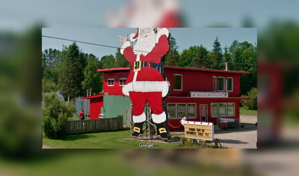 Joven estaba haciendo un recorrido virtual con Google Maps, cuando se vio atraída por un enorme Papá Noel sin imaginar el curioso mensaje que hallaría cerca de él