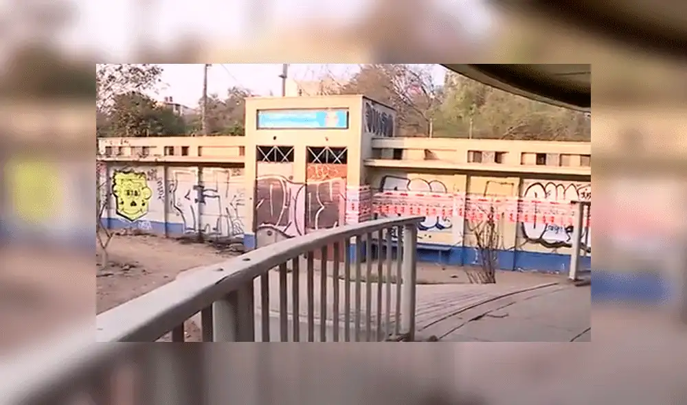 Delincuente ataca con cuchillo a joven para robarle su celular [VIDEO]