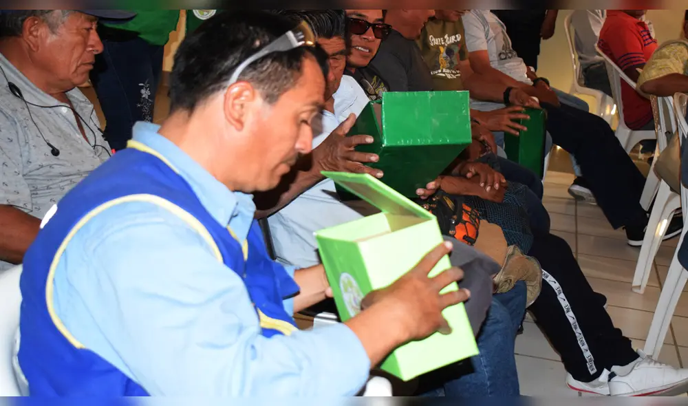 Choferes recibieron modelos de los tachos de basura. Choferes recibieron modelos de los tachos de basura.