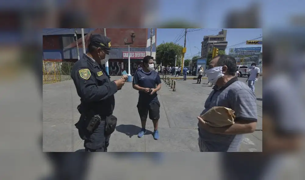 Personas detenidas domingos. Créditos: Javier Arcasi Quispe / La República.