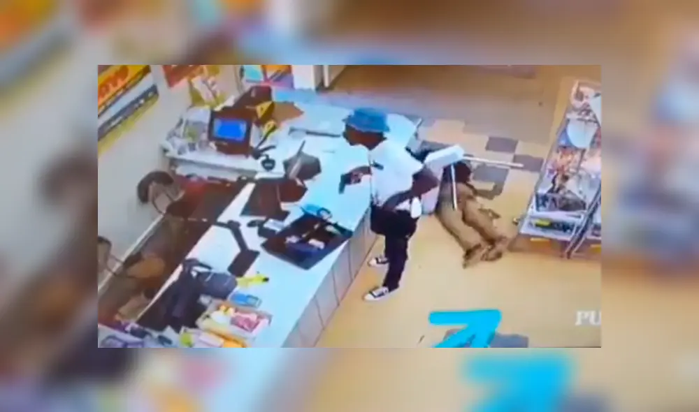 Video es viral en Facebook. Pese a que el delincuente estaba armado, el cliente fue sigilosamente tras él y logró quitarle parte del botín que estaba robando. Video es viral en Facebook. Pese a que el delincuente estaba armado, el cliente fue sigilosamente tras él y logró quitarle parte del botín que estaba robando.