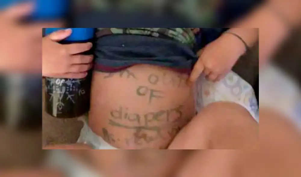 Bebé con el abdomen escrito por una guardería. Bebé con el abdomen escrito por una guardería.