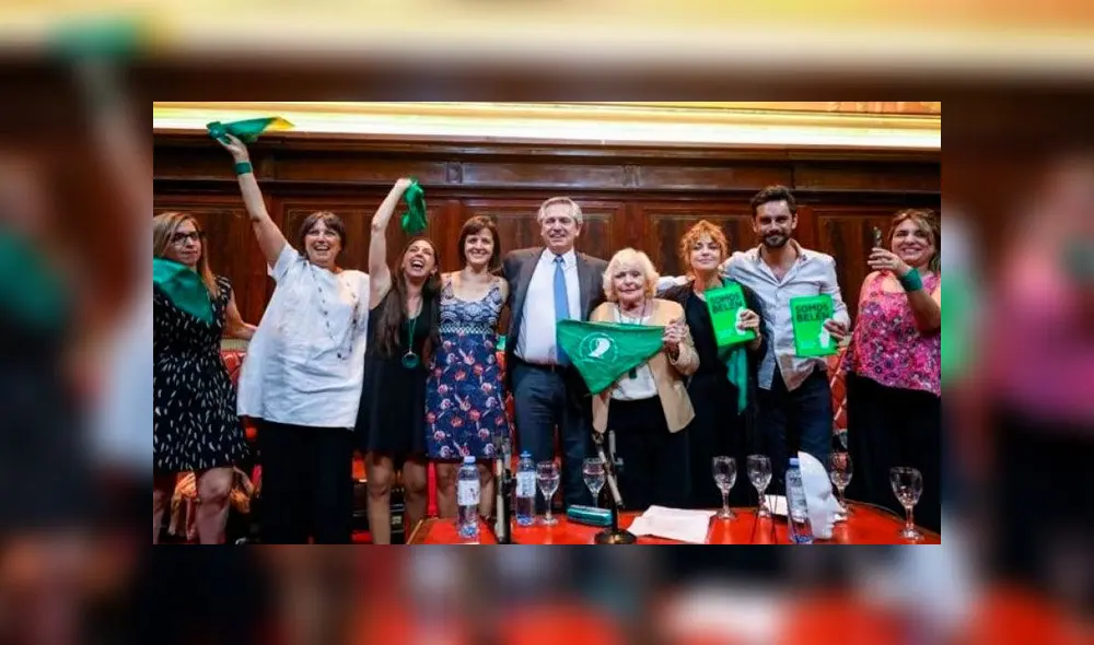Alberto Fernández junto a un grupo de mujeres feministas en tiempo de campaña. foto: difusión Alberto Fernández junto a un grupo de mujeres feministas en tiempo de campaña. foto: difusión