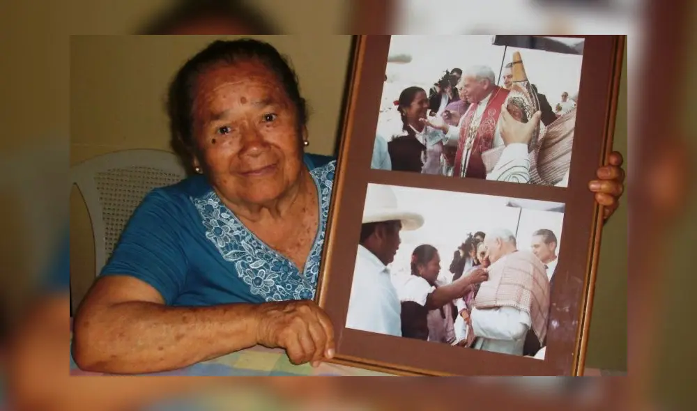 El cuadro más valioso que Josefa conserva es éste cuando le da una ofrenda al Papa Juan Pablo II. Es la única de dos reliquias que tenía de él. Foto: Luis Paucar. El cuadro más valioso que Josefa conserva es éste cuando le da una ofrenda al Papa Juan Pablo II. Es la única de dos reliquias que tenía de él. Foto: Luis Paucar.