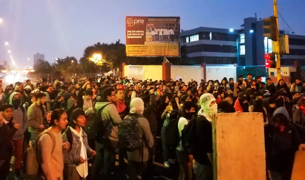 estudiantes de San Marcos protestando. estudiantes de San Marcos protestando.