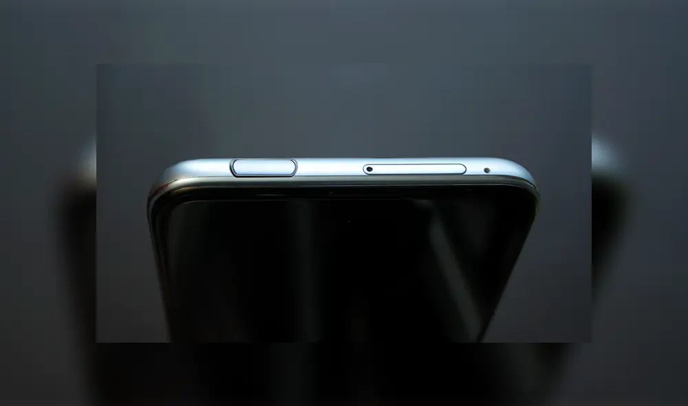 Parte superior: compartimento de la cámara pop-up y la bandeja SIM / microSD.| Foto: Carol Larrain