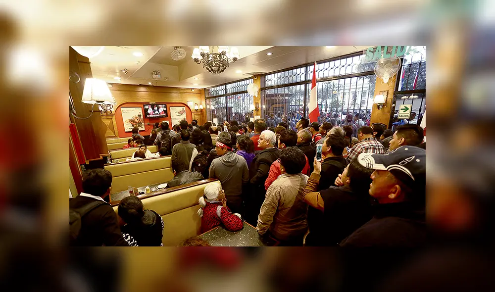Expectativas. Los restaurantes del centro de Lima estuvieron copados de ciudadanos atentos a las noticias.