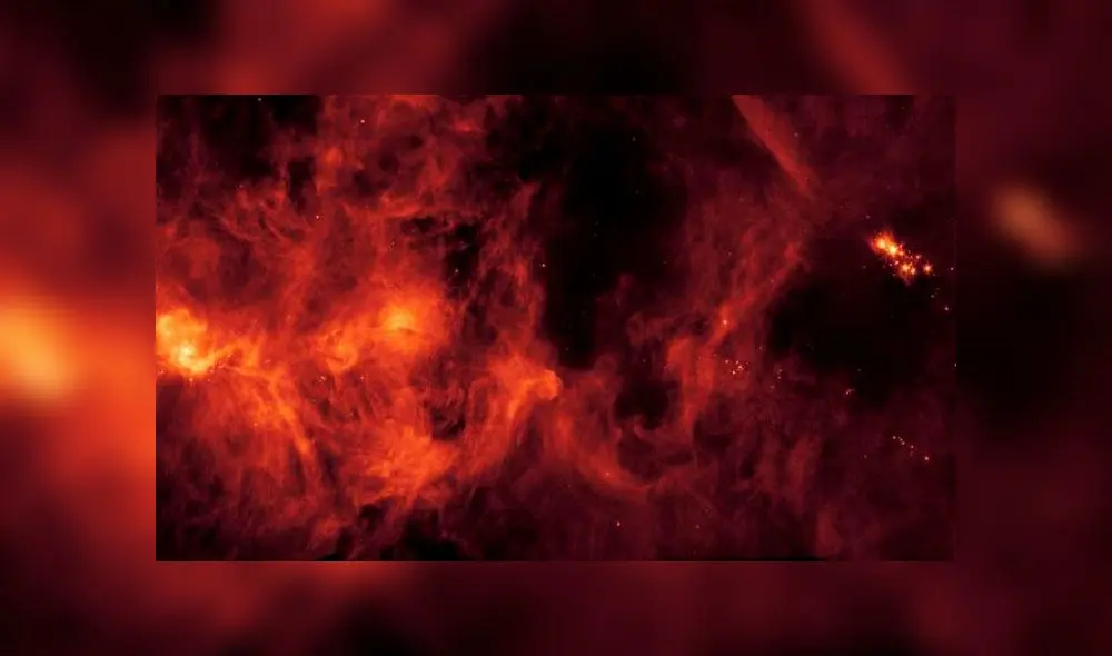 Nube Molecular de Perseo. Se observa el gas y polvo en una región de más de 500 años luz de diámetro, que alberga una gran cantidad de estrellas jóvenes. Crédito: NASA.