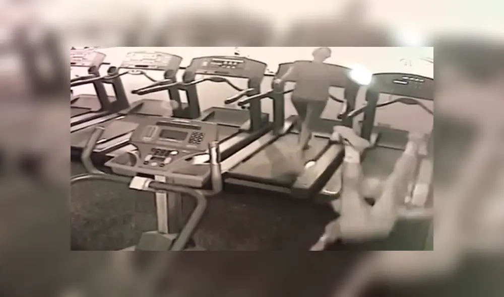 El celular se le cayó y al intentar cogerlo tuvo una estrepitosa caída. Foto: captura