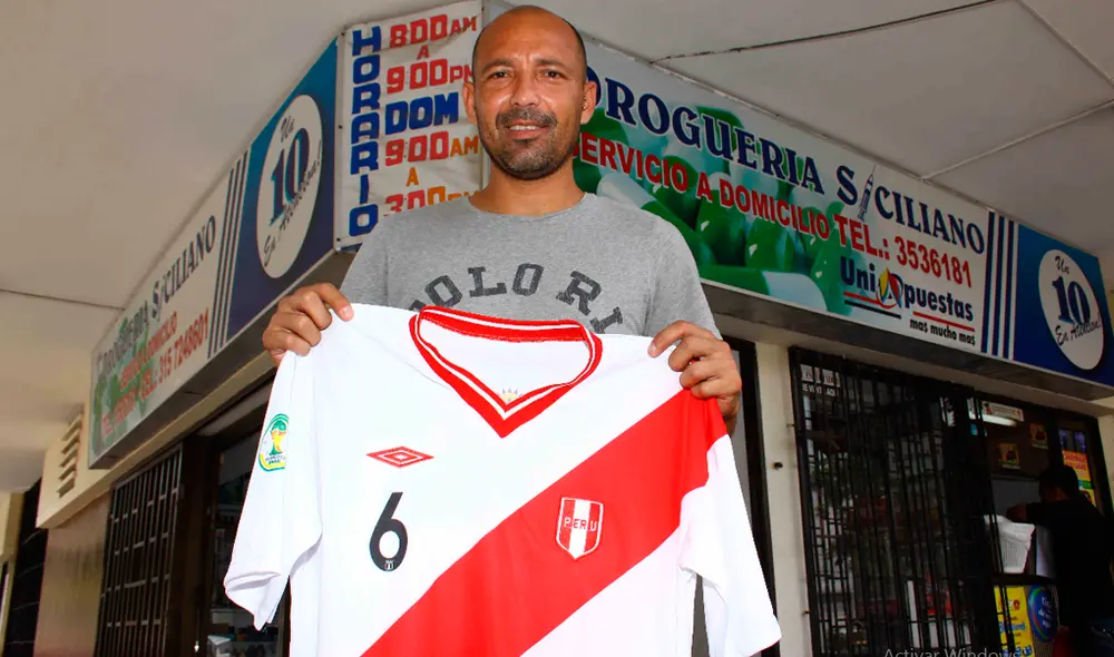 Ricardo Ciciliano posando con la camiseta de la selección peruana. | Foto: GLR