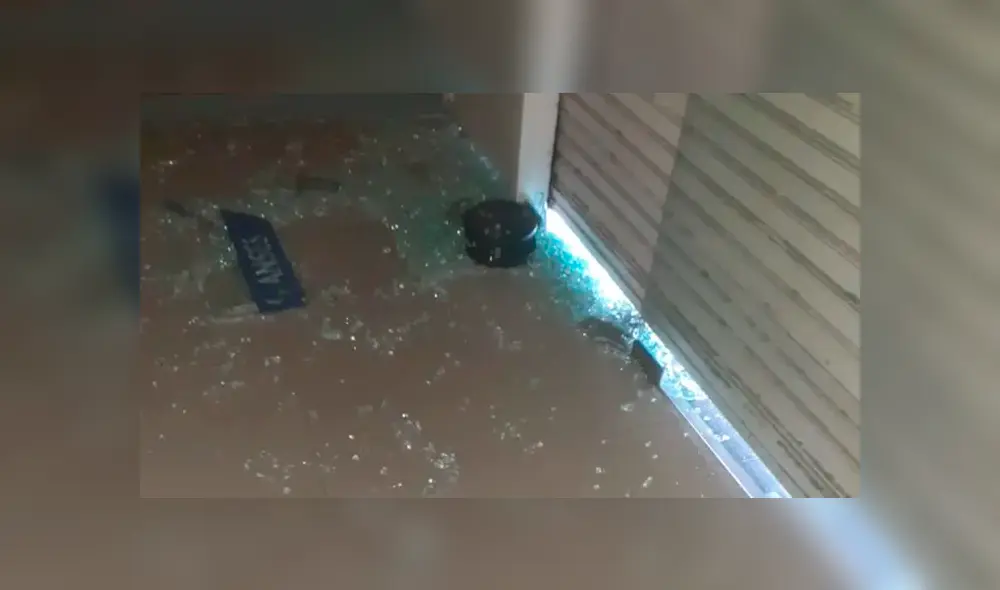 El lugar quedó con varios impactos de bala tras el asalto. (Captura: La Nación)