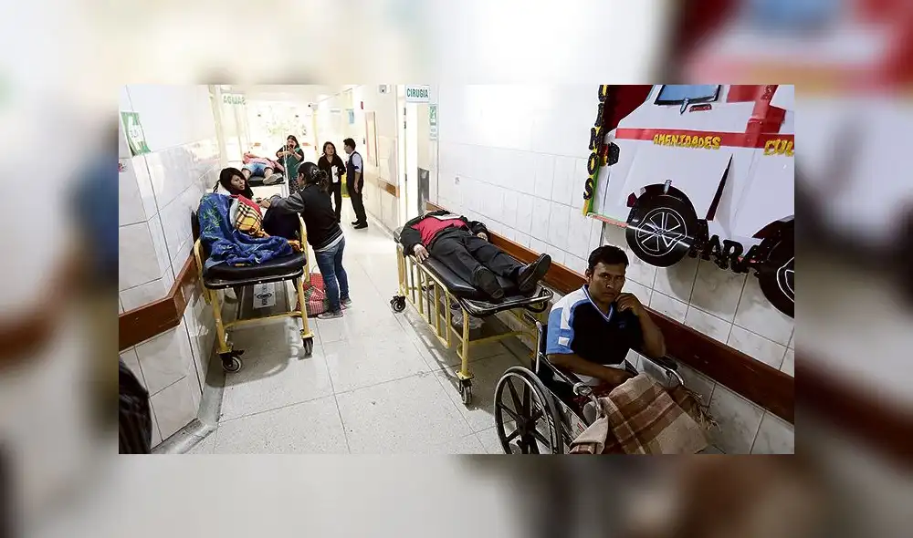 dura realidad. En Emergencia de hospital Goyeneche, se atiende a pacientes en los pasillos. dura realidad. En Emergencia de hospital Goyeneche, se atiende a pacientes en los pasillos.