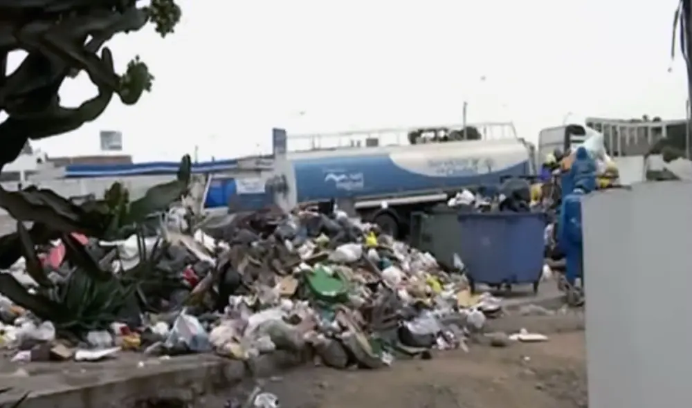 Según residentes, el olor nauseabundo se genera producto de que los trabajadores del municipio manipulan constantemente la basura.
