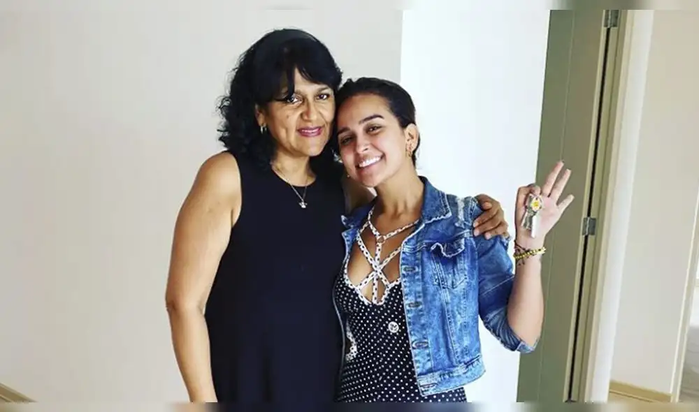 Daniela Darcourt posa contenta junto a su madre Daniela Darcourt posa contenta junto a su madre