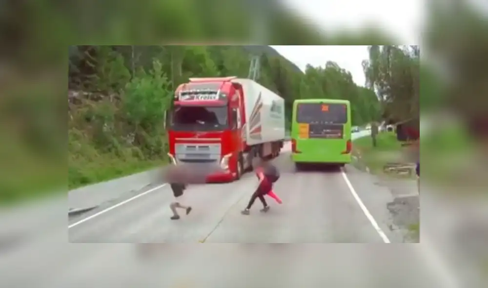 YouTube: niño cruzó la calle sin mirar y estuvo a punto de ser atropellado por camión YouTube: niño cruzó la calle sin mirar y estuvo a punto de ser atropellado por camión
