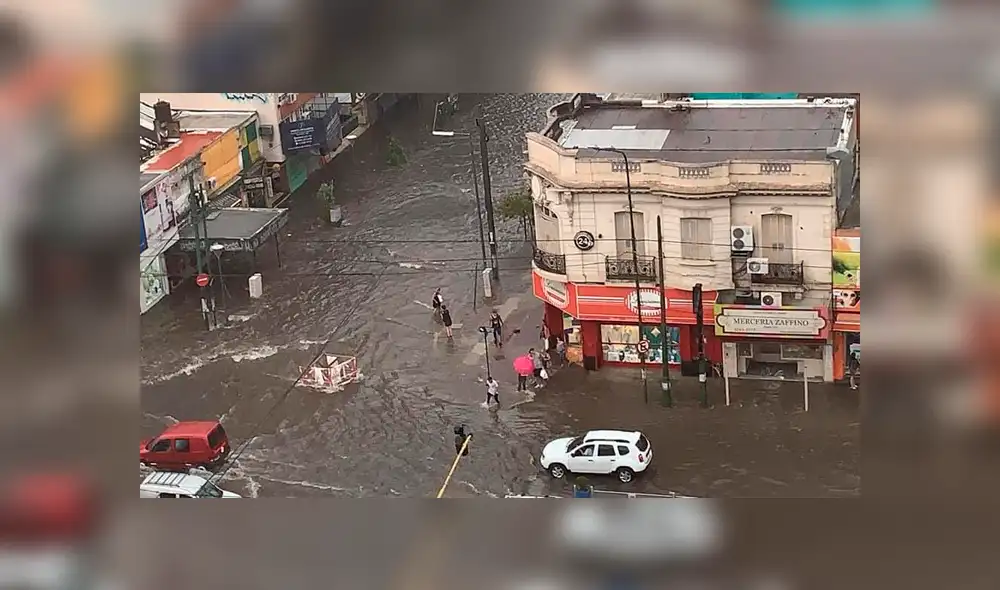 Momento exacto en que una niña es arrastrada por la corriente en medio de una tormenta   [VIDEO]