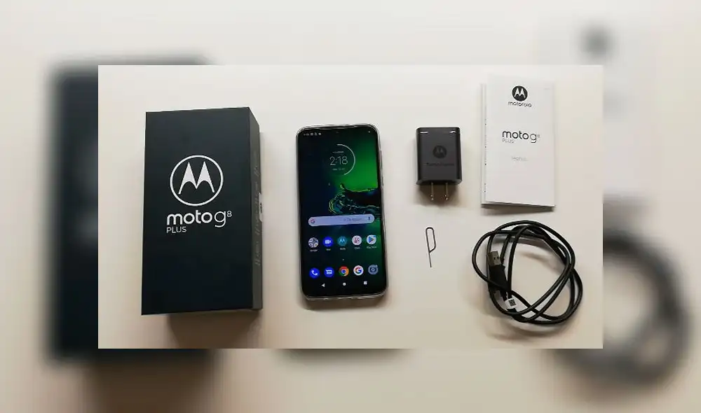 El Moto G8 Plus viene con un cargador tipo C, una carcasa de silicona y el 'pin' para extraer la bandeja de la nano SIM y micro SD. Foto: Daniel Robles