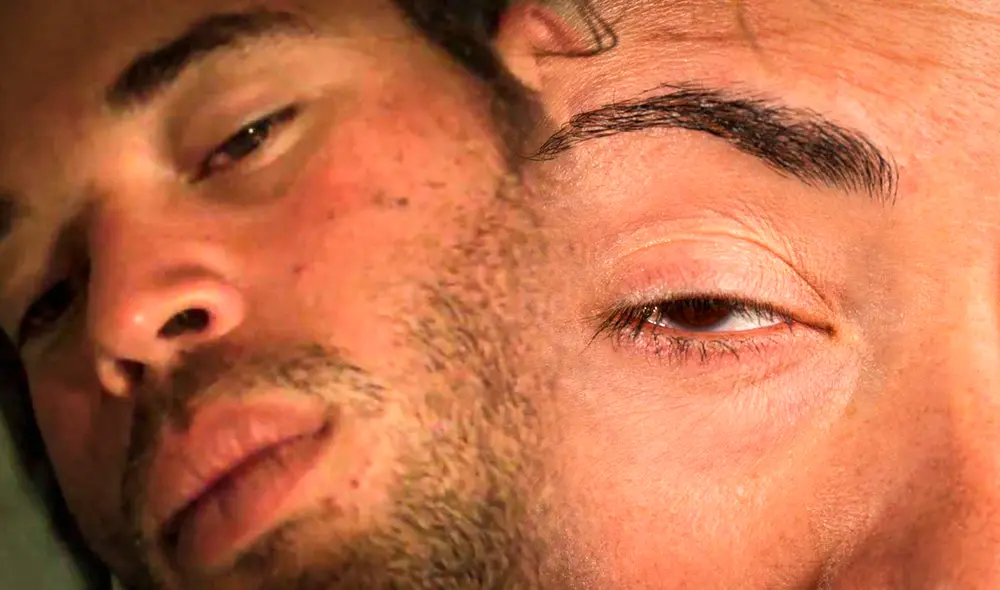 Dormir con los ojos abiertos se conoce como lagoftalmos nocturno. Foto: Composición GLR / Captura Youtube / Oftalmología en México