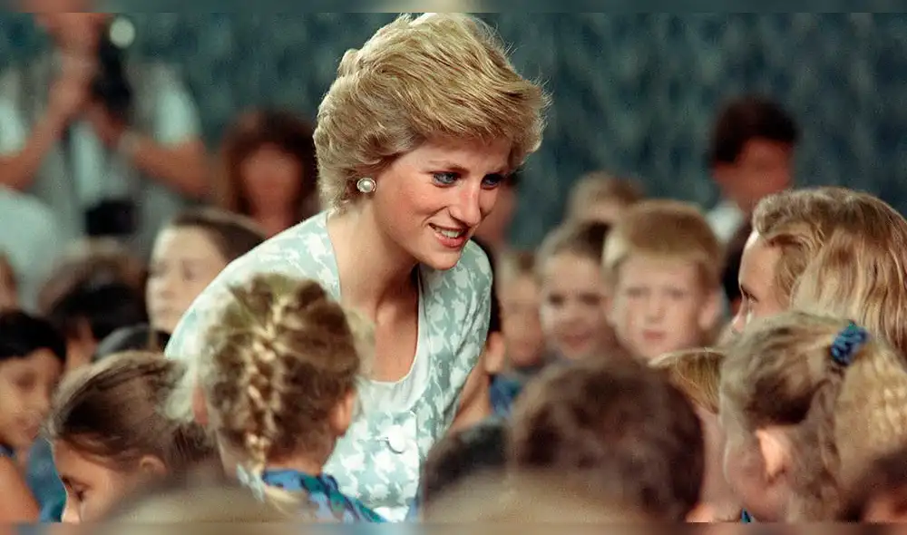 Se revela que reina Isabel II le exigió el divorcio con Carlos a Lady Di