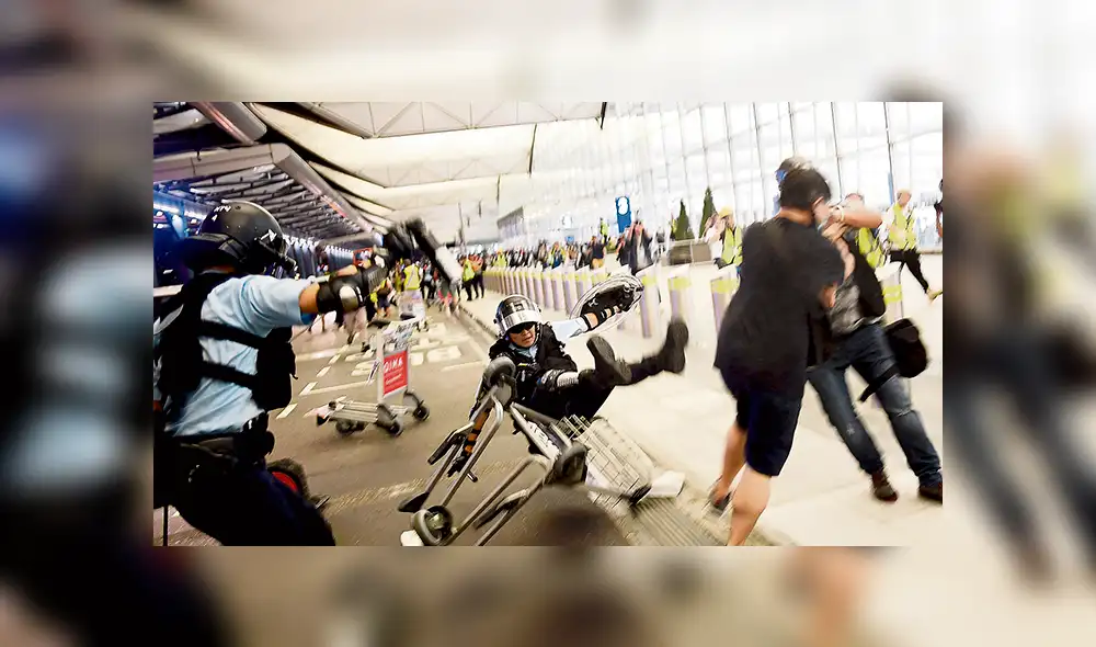 Choques. Manifestantes ocuparon aeropuerto internacional. Choques. Manifestantes ocuparon aeropuerto internacional.