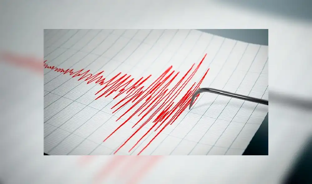 Venezuelan President Nicolas Maduro (L), flanked by his wife Cilia Flores, speaks from a balcony at the Miraflores Palace to a crowd of supporters during the International Anti-imperialist March in Caracas, on January 23, 2020. - The march takes place in the framework of the Sao Paulo Forum meetings, being held in Caracas until Friday. (Photo by YURI CORTEZ / AFP)