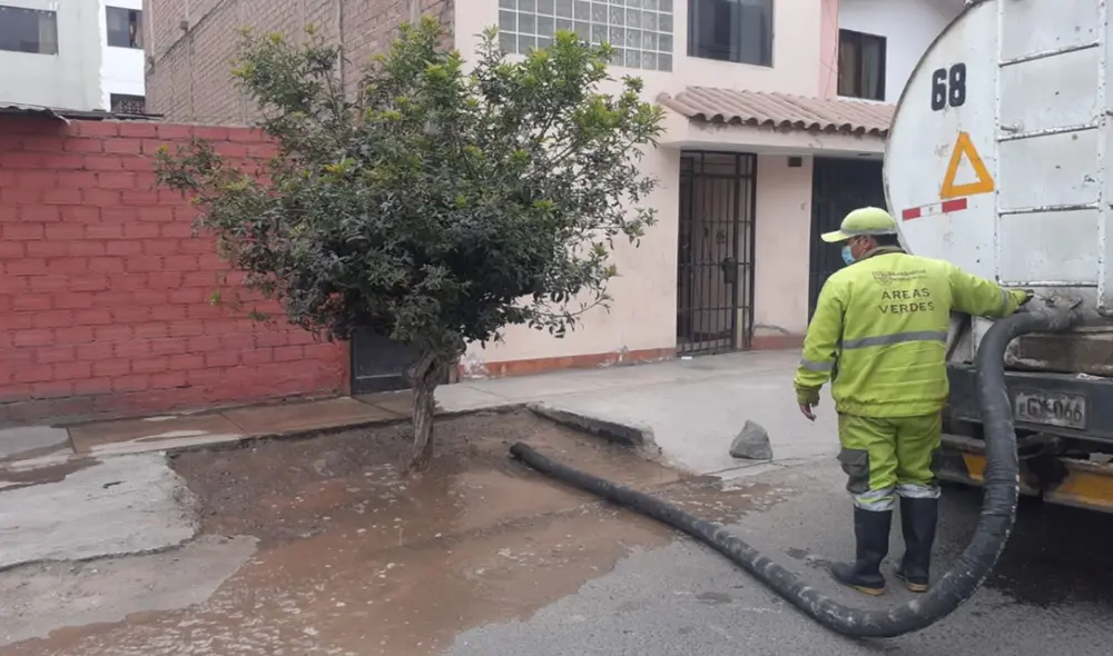 Las subgerencias de Obras y Mantenimiento del Ornato, y de Limpieza, Parques y Jardines ayudaron a remover el concreto que afectaba el área verde. (Foto: Municipalidad de Surco)