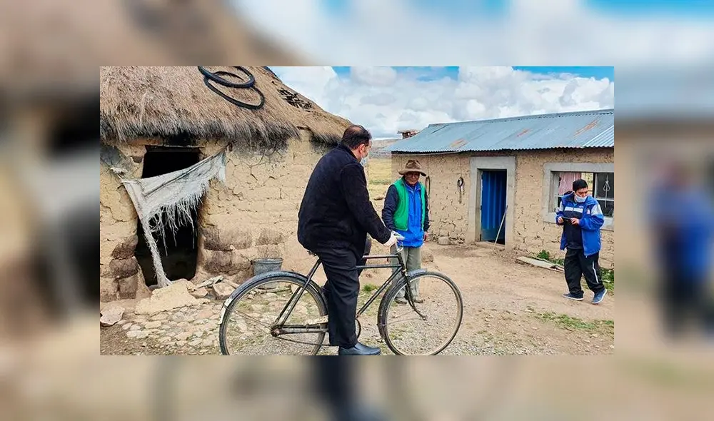 El sacerdote incluso llegó a algunas viviendas a bordo de una bicicleta.