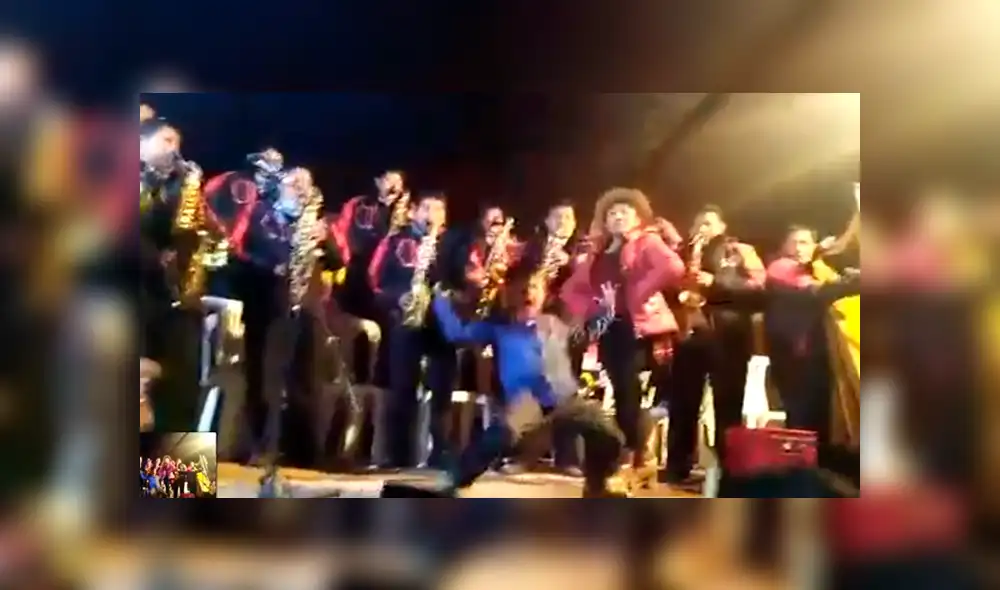 Niño tímido es retado a bailar huaylas y él sorprende con increíble ‘zapateo’.