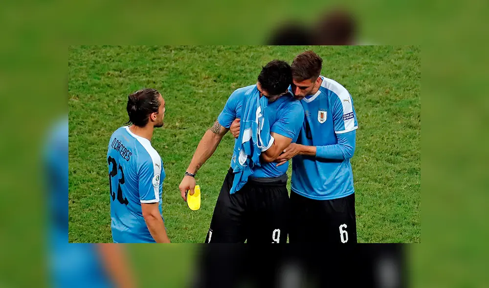 Pedro Gallese se acercó a Luis Suárez para consolarlo tras la eliminación de Uruguay en la Copa América 2019. (Foto: EFE)