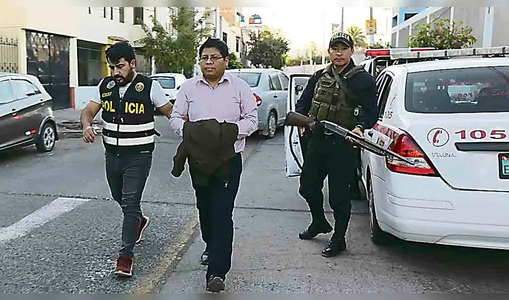 Detenido. Apresaron a trabajador edil Richard Chipana en depósito municipal de Paucarpata, lugar donde se tramita las licencias. Detenido. Apresaron a trabajador edil Richard Chipana en depósito municipal de Paucarpata, lugar donde se tramita las licencias.
