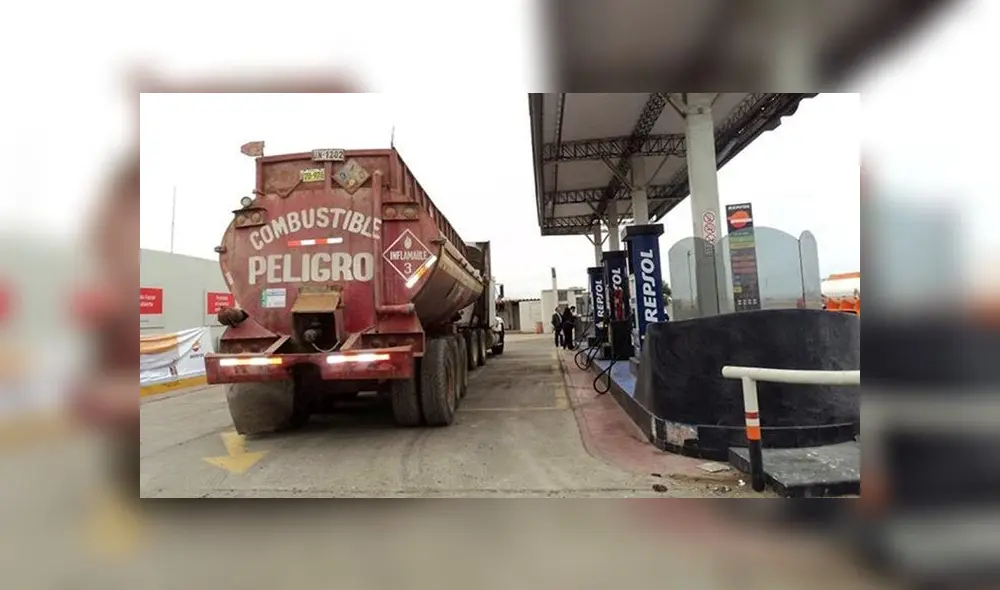 Investigan a dos oficiales de la policía por el desvío de combustible 