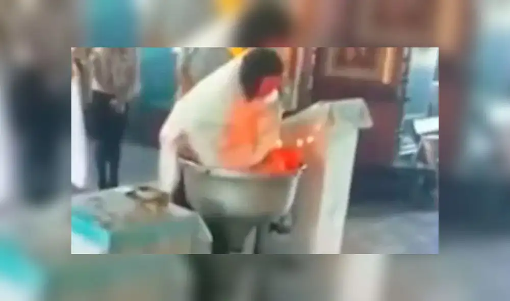 El sacerdote Vasili Necheporenko violentó a un bebé durante su bautizo. Foto: Captura/Youtube El sacerdote Vasili Necheporenko violentó a un bebé durante su bautizo. Foto: Captura/Youtube