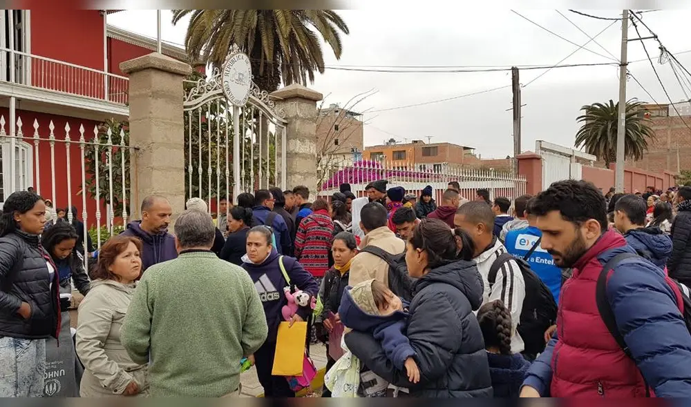 Venezolanos permanecen afuera del Consulado General de Chile, buscando conseguir la visa. Venezolanos permanecen afuera del Consulado General de Chile, buscando conseguir la visa.
