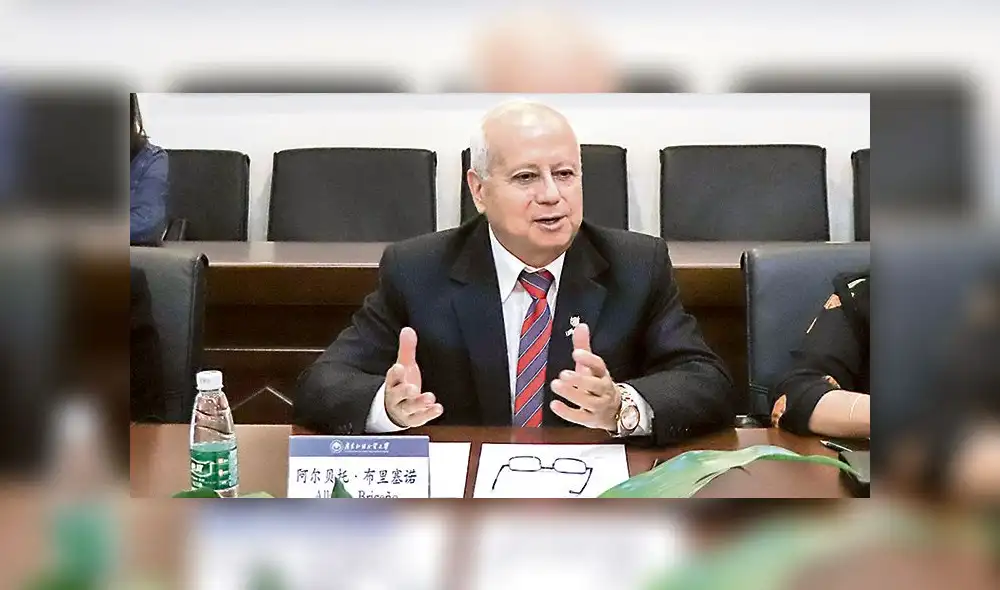 Arequipa: China premia a rector de la UCSM, Alberto Briceño