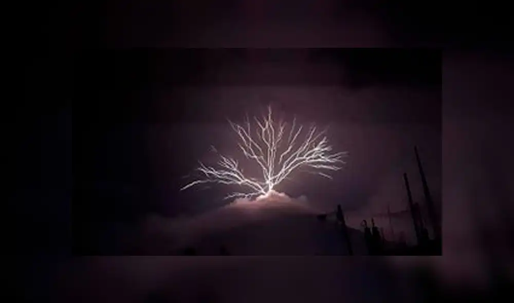 Rayo entra en contacto con volcán y genera una lluvia de fuegos artificiales [VIDEO]