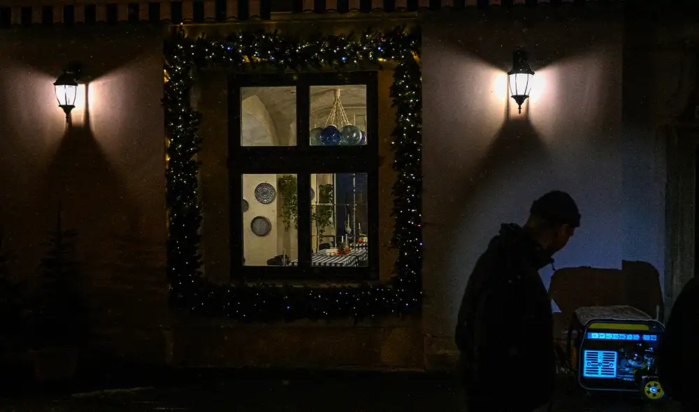 Un hombre se para junto a un generador de energía que abastece a un restaurante durante un apagón en la ciudad de Lviv, en el oeste de Ucrania. Foto: AFP Un hombre se para junto a un generador de energía que abastece a un restaurante durante un apagón en la ciudad de Lviv, en el oeste de Ucrania. Foto: AFP