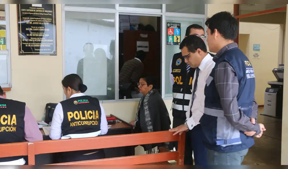 la trabajadora solicitó 3 mil soles para el fiscal y 10 mil soles para los jueces.