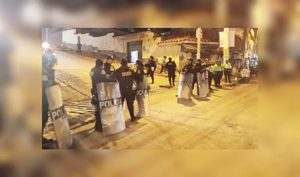 Policías cercaron las calles para evitar que sean ocupadas por los comerciantes. Policías cercaron las calles para evitar que sean ocupadas por los comerciantes.
