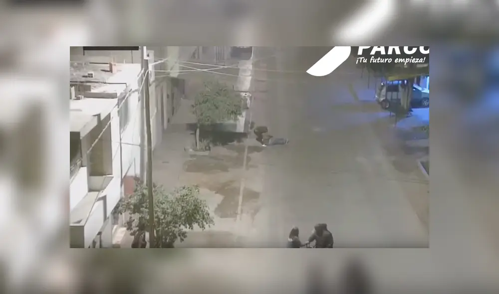 Video es viral en Facebook. Luego del robo, la mujer se despidió del delincuente que, al parecer, sería un conocido, ya que recibió un abrazo y un beso en la mejilla. Foto: Captura.