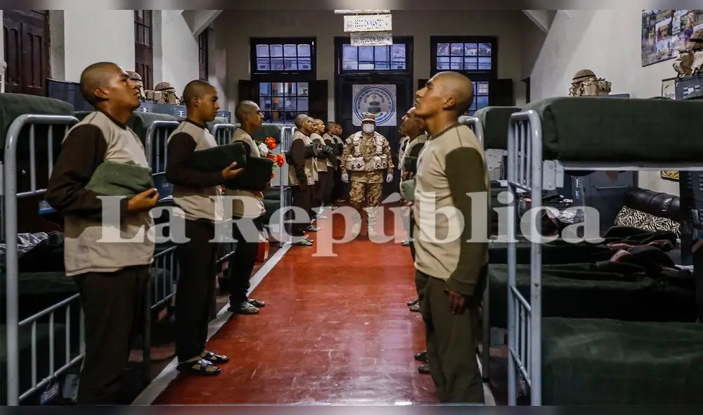 Su día comienza a las cinco de la mañana, con el toque de Diana. Su día comienza a las cinco de la mañana, con el toque de Diana.