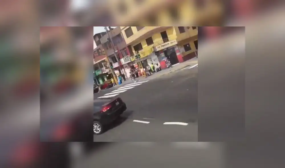 Instante en el que auto Kia negro de placa BCM ingresa de manera imprudente a carril exclusivo. (Foto: Captura de video / Twitter @NassGaud)