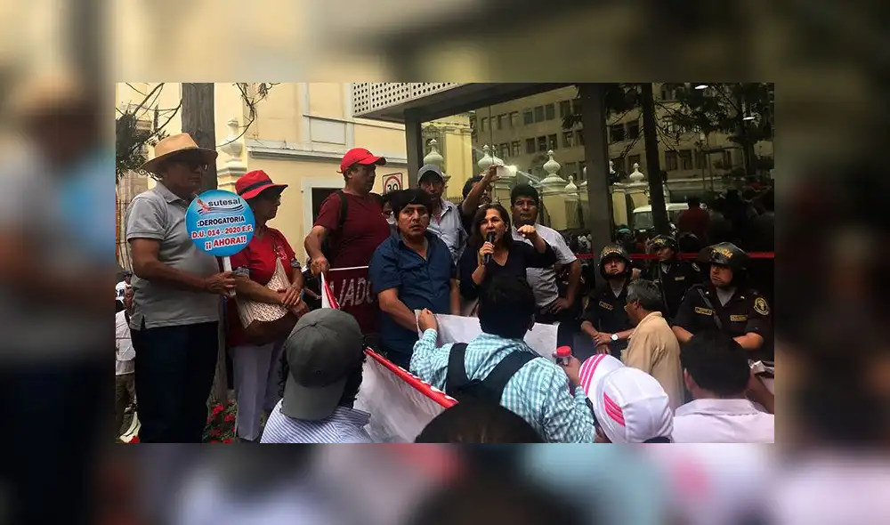 Trabajadores reclaman al Congreso mayor atención a su demanda. Foto: La República
