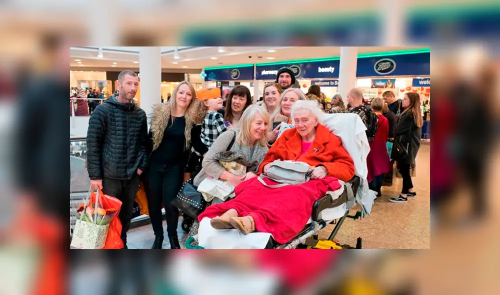 Mujer con cáncer terminal cumple su último deseo: ir de compras a un centro comercial con sus hijas [FOTOS]