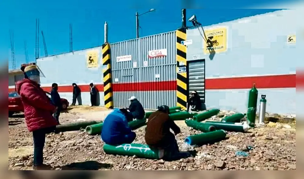 insumo vital. En Juliaca, los pobladores realizaron largas colas para abastecer su balón de oxígeno.