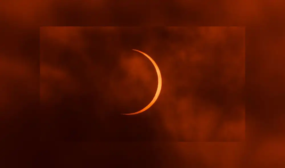 La luna se mueve frente al sol durante un eclipse solar anular visto a través de las nubes desde Nueva Delhi. Foto: AFP La luna se mueve frente al sol durante un eclipse solar anular visto a través de las nubes desde Nueva Delhi. Foto: AFP