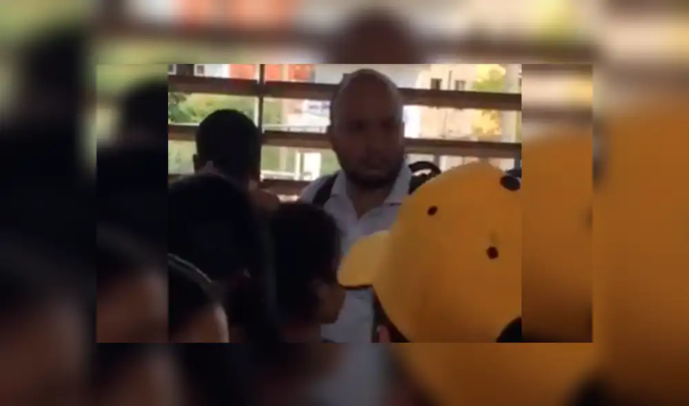 Pasajeros de bus retienen a sujeto que se masturbaba detrás de joven Pasajeros de bus retienen a sujeto que se masturbaba detrás de joven