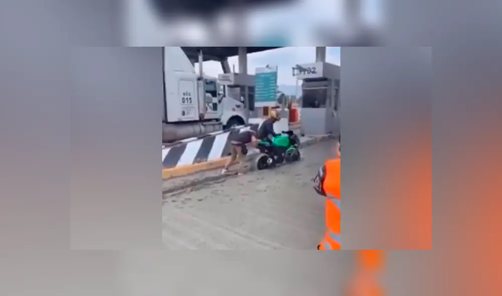 Desliza las imágenes para ver el bochornoso incidente protagonizado por estos jóvenes motociclistas. Foto: Captura/ YouTube Desliza las imágenes para ver el bochornoso incidente protagonizado por estos jóvenes motociclistas. Foto: Captura/ YouTube