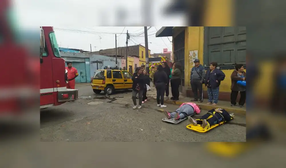 Compañía de bomberos acudieron al lugar para atender a la víctimas, quienes luego fueron llevadas a una clínica. (Foto: Christian Moreno / La República)